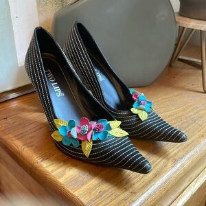 👗 Two Lips black leather pump with white stitching and leather flower detail